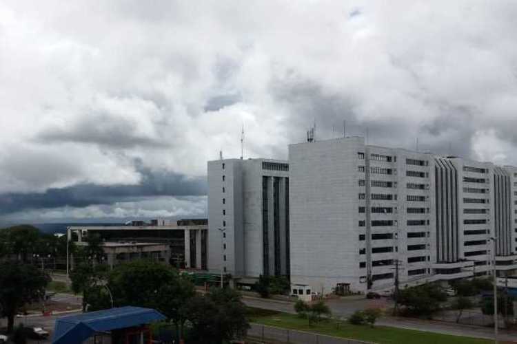 prÃ©dios do TJDFT e cÃ©u nublado