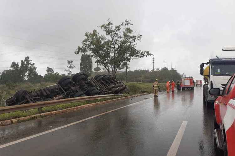 Uma das pistas permanece interditada, na altura do km 17