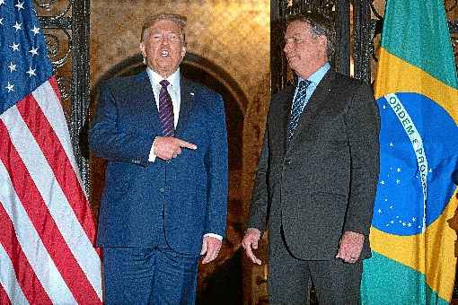 Trump e Bolsonaro posam antes do jantar oferecido pelo presidente dos EUA, no resort de Mar-a-Lago