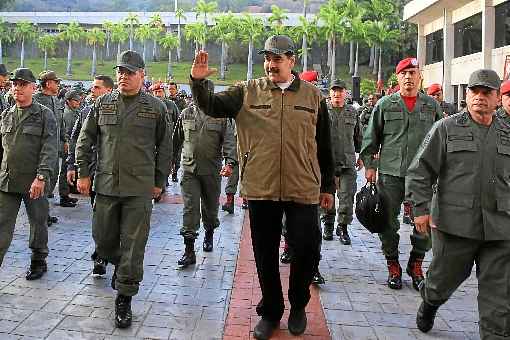 Nicolas Maduro marcha com militares no Forte Tiuna, em Caracas, durante evento que reafirmou lealdade do ExÃ©rcito a seu governo, em maio