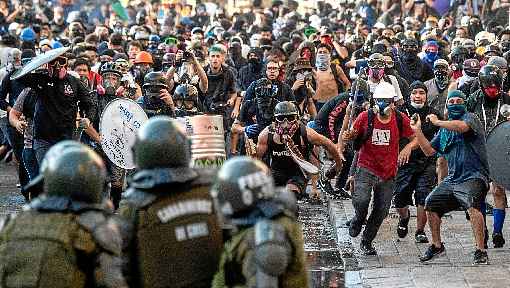 Grupo contrÃ¡rio ao governo de SebastiÃ¡n PiÃ±era enfrenta policiais na capital: quatro meses de protestos