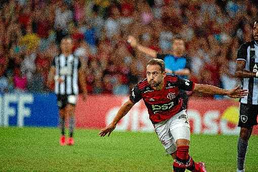 Everton Ribeiro abriu o marcador em favor do rubro-negro apÃ³s aproveitar rebote do goleiro Gatito Fernandez, aos 13 minutos da etapa final