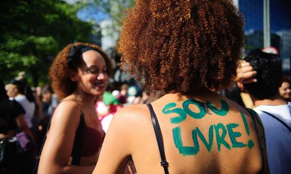 A manifestaÃ§Ã£o fez crÃ­ticas Ã  violÃªncia contra a mulher, ao machismo e ao racismo