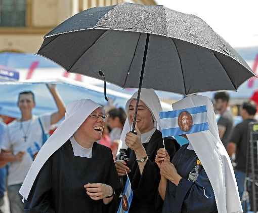 Freiras participam de missa que reuniu uma multidÃ£o na BasÃ­lia de LujÃ¡n, a 75km de Buenos Aires, contra a mudanÃ§a na lei