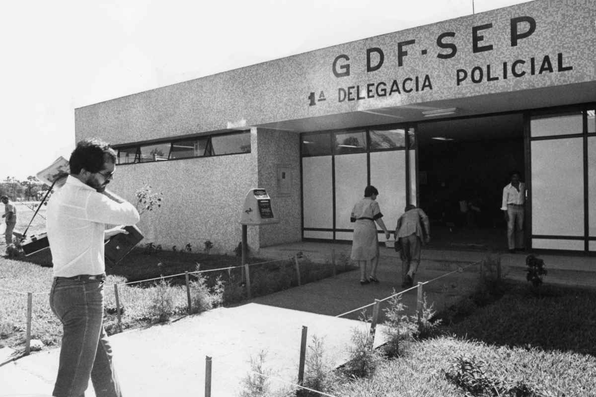 12/05/1983 - MÃ¡rio EugÃªnio, jornalista do Correio Braziliense, chega Ã  1Âª Delegacia de PolÃ­cia para mais um dia de trabalho