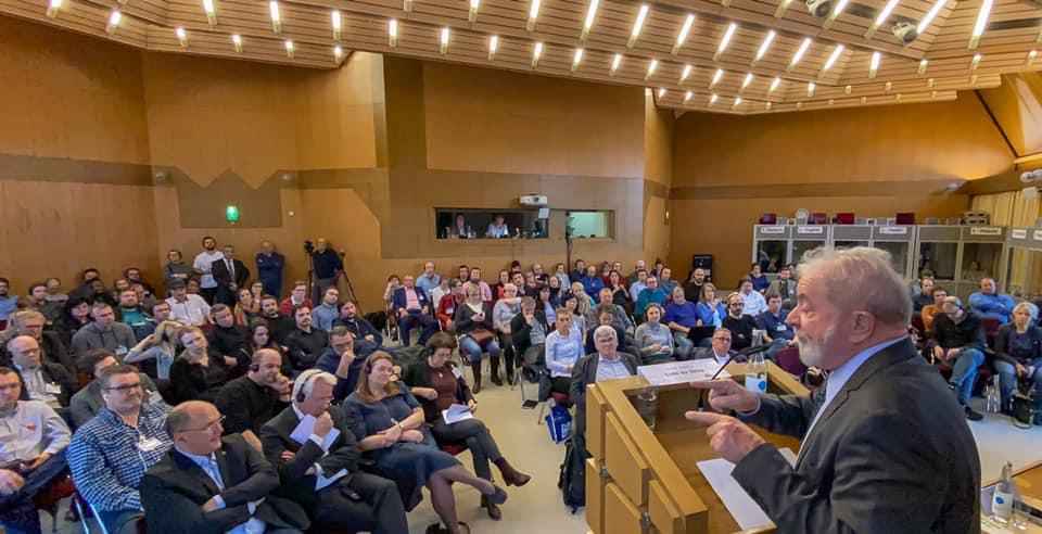 Ex-presidente chegou Ã  capital alemÃ£ no domingo. Desde entÃ£o, tem se encontrado com lÃ­deres de partidos e sindicatos, alÃ©m de apoiadores