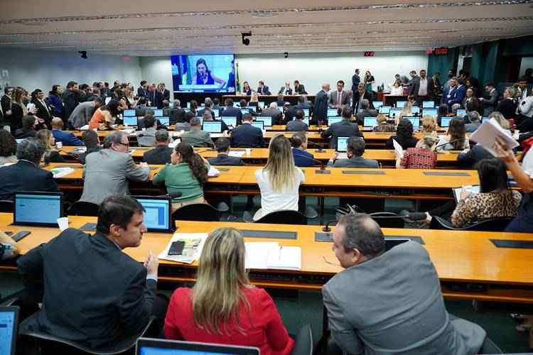 Antes que a reuniÃ£o terminasse, o colegiado aprovou apenas um dos PLNs enviados pelo governo, na semana passada