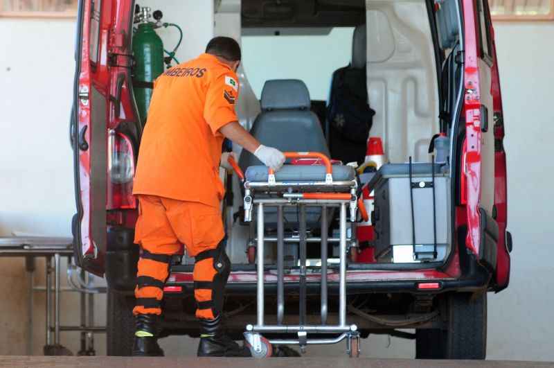 12/06/2013. CrÃ©dito: Bruno Peres/CB/D.A. Press. Brasil. BrasÃ­lia - DF. RetenÃ§Ã£o de macas de AmbulÃ¢ncias do Samu e dos Bombeiros no Hospital Regional da CeilÃ¢ndia.