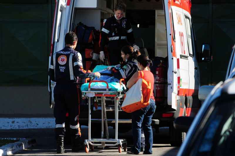 12/06/2013. CrÃ©dito: Bruno Peres/CB/D.A. Press. Brasil. BrasÃ­lia - DF. RetenÃ§Ã£o de macas de AmbulÃ¢ncias do Samu e dos Bombeiros no Hospital de Taguatinga.