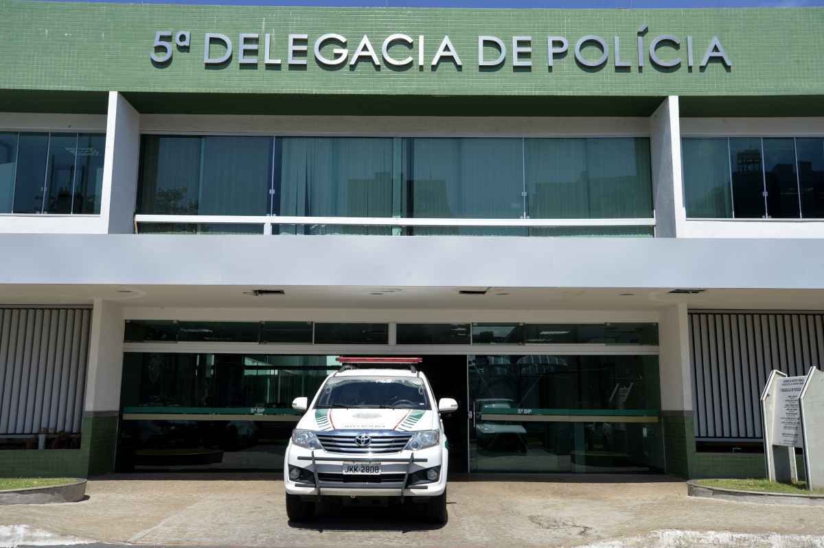 Homem pediu para ir ao banheiro, se trancou e fugiu pela janela