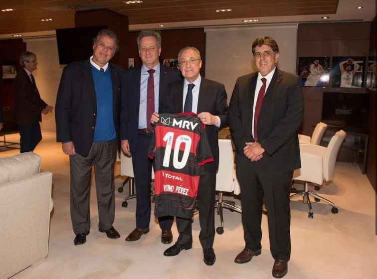 Mattos (Ã  direita), ao lado do presidente do Real Madrid, Florentino PÃ©rez, que segura uma camisa do Flamengo