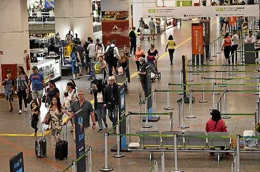 Segundo a Inframerica, responsÃ¡vel pela administraÃ§Ã£o do Aeroporto Internacional de BrasÃ­lia, funcionÃ¡rios do desembarque internacional usam mÃ¡scaras e luvas como prevenÃ§Ã£o