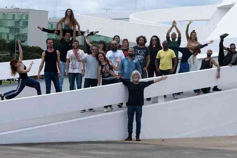 Elenco do musical com o diretor Oswaldo Montenegro