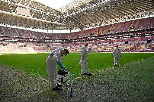 Profissionais trabalharam ontem na tentativa de desinfetar o mÃ¡ximo possÃ­vel o campo de jogo do Galatasaray, palco do clÃ¡ssico de hoje contra o Besiktas pelo Campeonato Turco