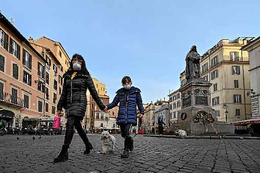 Mulher e crianÃ§a caminham na deserta praÃ§a Campo Dei Fiori, 
no centro de Roma. A ItÃ¡lia impÃ´s restriÃ§Ãµes sem precedentes a 60 milhÃµes de habitantes