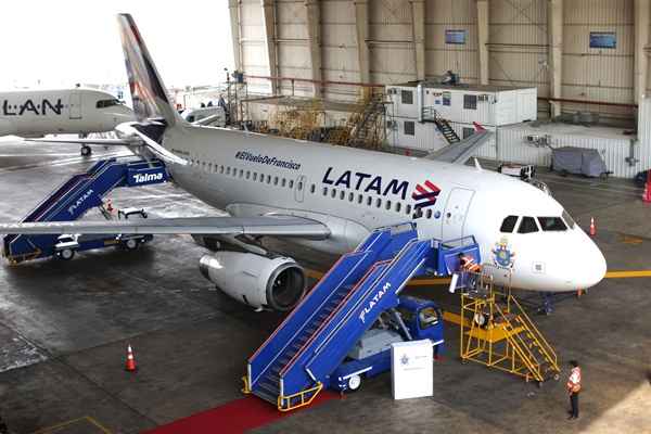 A companhia aÃ©rea LATAM oferece serviÃ§os aÃ©reos para 145 destinos em 26 paÃ­ses, com presenÃ§a direta na Argentina, Brasil, Chile, ColÃ´mbia, Equador e Peru