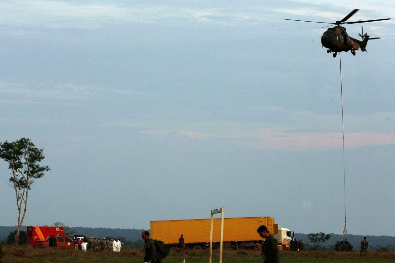 O helicoptero Super Puma da Forca Aerea Brasileira transporta 19 corpos das vitimas do acidente voo 1907, da Gol, e descarrega na base de operacao avancada montada na fazenda Jarina, em Peixoto de Azevedo