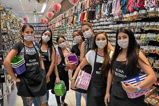 Vendedoras de loja em SÃ£o Paulo trabalham com o rosto protegido por mÃ¡scara: comportamento preventivo Ã© essencial no combate ao coronavÃ­rus