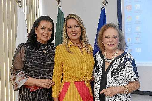 Carmen Minuzzi, a convidada de honra Paula MourÃ£o e a presidente, KÃ¡tia Kouzak