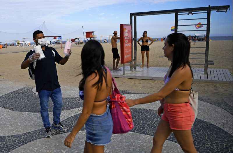 CamelÃ´ vendendo mÃ¡scaras no Rio de Janeiro