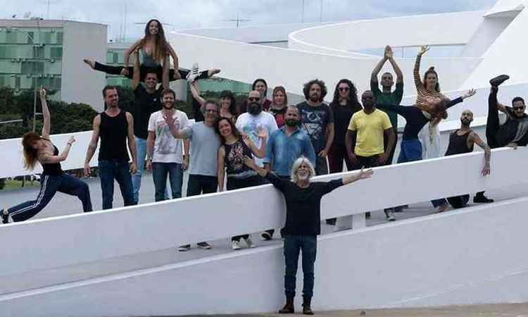 Elenco do musical com o diretor Oswaldo Montenegro