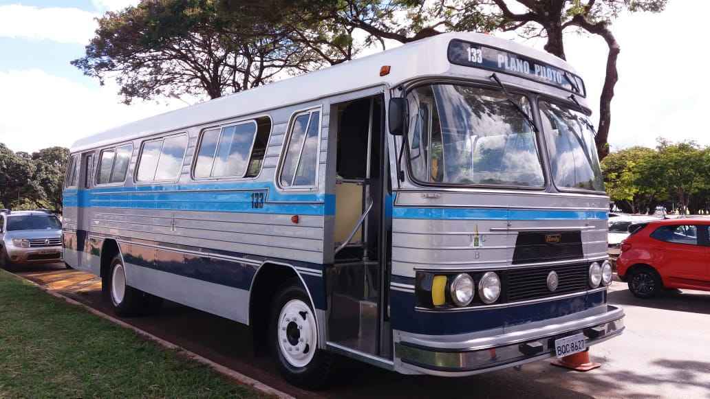 ExposiÃ§Ã£o exibe Ã´nibus e carros antigos trazidos de vÃ¡rias partes do paÃ­s