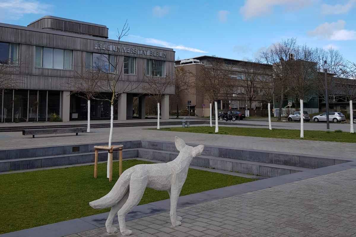 Biblioteca e outras estruturas estão fechadas numa das mais tradicionais instituições de ensino superior da capital da Alemanha