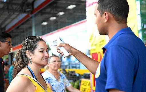 FuncionÃ¡rios de atacadÃ£o usaram equipamento para medir a temperatura dos clientes: prevenÃ§Ã£o