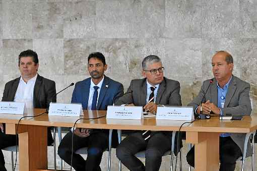 Representantes da Secretaria de SaÃºde deram entrevista no Buriti: anÃºncio de 60 leitos para o Hospital Regional de Santa Maria, 15 para o de Taguatinga e 15 para o Hran