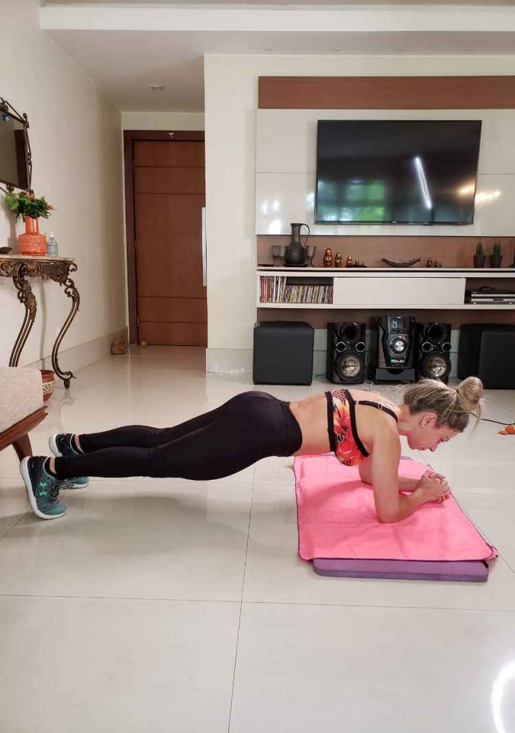 Mulher fazendo exercÃ­cio