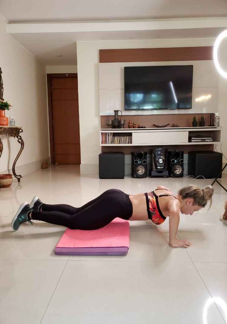 Mulher fazendo exercÃ­cio