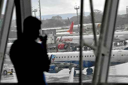 Duramente afetados pela crise, segmentos como o de aviaÃ§Ã£o pedem socorro