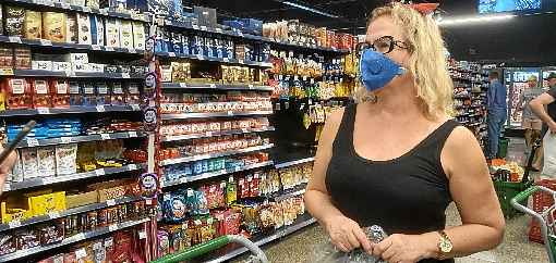 Sem esquecer a mÃ¡scara, a moradora do Sudoeste Lucy Barros, 63 anos, foi ao supermercado ontem para adquirir alguns alimentos: 