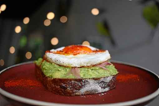 O abacate Ã© a estrela do Avocado toast, com diversas combinaÃ§Ãµes