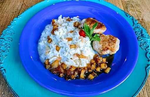 Risoto de pera e gorgonzola acompanhado por cubos de medalhÃ£o suÃ­no Ã© uma boa pedida no bistrÃ´