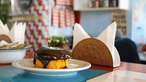 Restaurante propÃµe sobremesa de cenoura com cobertura de brigadeiro de cacau para se deliciar no outono