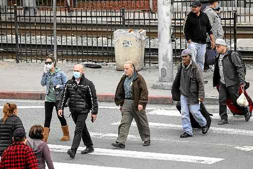 RecÃ©m-chegados do territÃ³rio mexicano, pedestres atravessam rua em San Ysidro, na CalifÃ³rnia