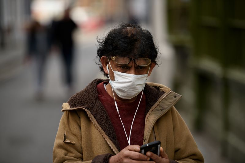 A partir da meia-noite deste sÃ¡bado, as pessoas com mais de 65 anos e as que sofrem de patologias crÃ´nicas, principalmente respiratÃ³rias, ou sÃ£o forÃ§adas a seguir um tratamento que enfraquece suas defesas imunolÃ³gicas, nÃ£o poderÃ£o mais sair de casa, indicou o MinistÃ©rio do Interior