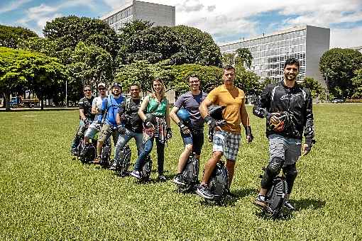 Brasilienses aderem a novas formas de transporte: monociclo