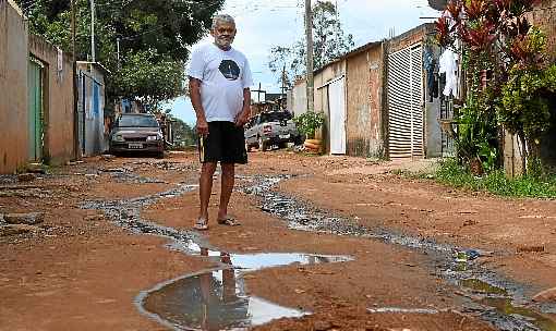 Aos 65 anos, PlÃ­nio Rodrigues faz parte do grupo de risco, mas vive em local com esgoto a cÃ©u aberto e nem sempre tem dinheiro para comprar produtos para a correta higienizaÃ§Ã£o