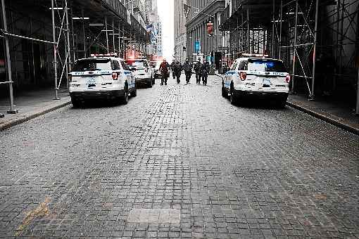 Rua da Bolsa de NY quase deserta. PregÃ£o, ontem, foi realizado de forma remota pela 1Âª vez em 228 anos