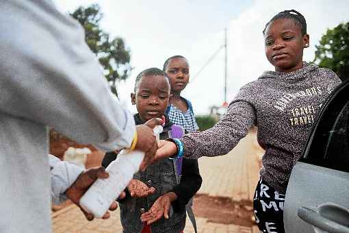 Em Soweto (Ãfrica do Sul), voluntÃ¡rio distribui Ã¡lcool em gel Ã  populaÃ§Ã£o