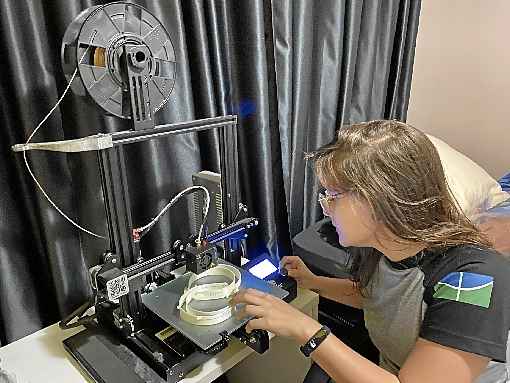 Estudante de mecatrÃ´nica, Patricia Micheletto Ã© voluntÃ¡ria na produÃ§Ã£o dos equipamentos