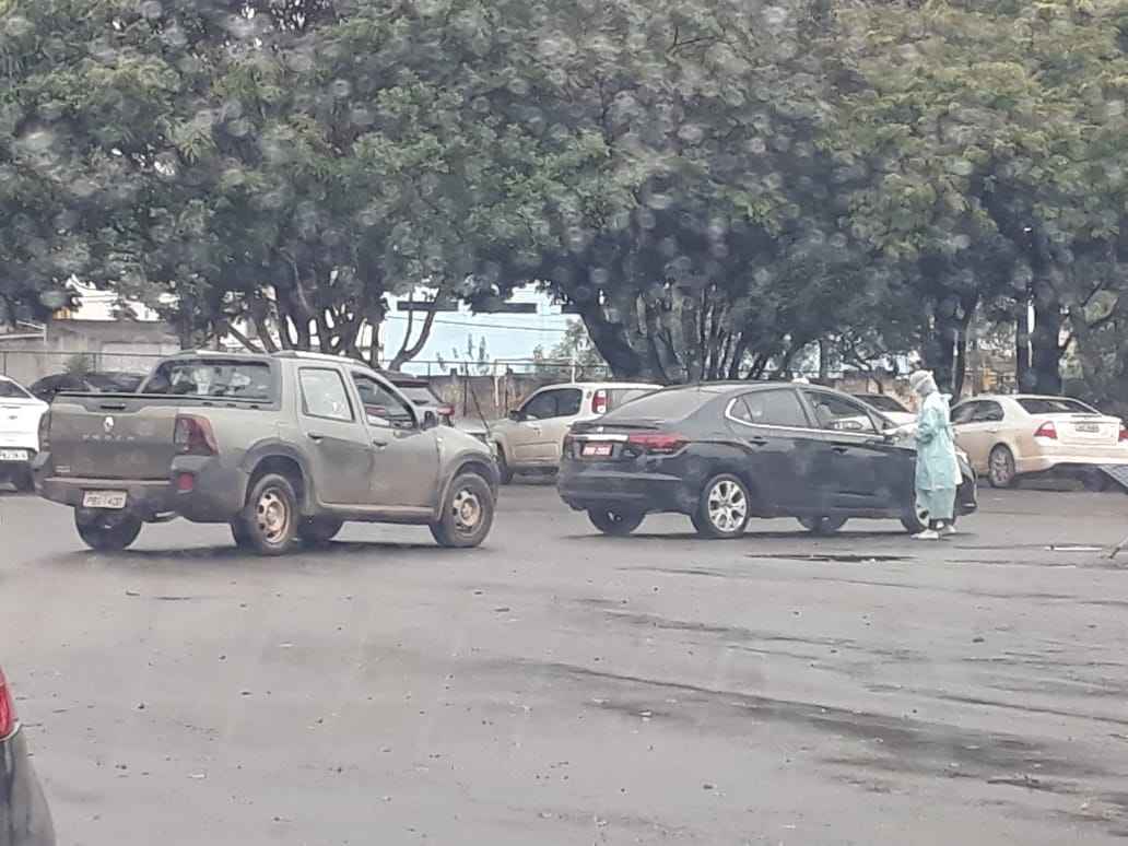 Profissionais da saÃºde tambÃ©m tiveram que se proteger da chuva