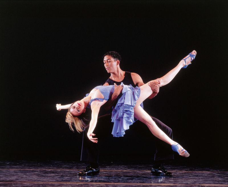 Cena de Lecuona, espetÃ¡culo de danÃ§a contemporÃ¢nea do Grupo Corpo.