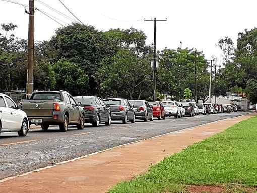 Ontem, veÃ­culos fizeram fila na Unidade BÃ¡sica de SaÃºde 01 de Taguatinga