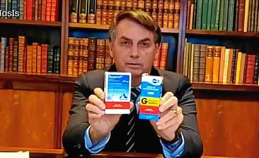 Bolsonaro mostra caixas do medicamento em fase de testes durante live