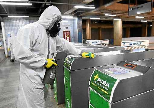 Militares borrifaram 120 litros de material de limpeza Ã  base de cloro na EstaÃ§Ã£o Central do MetrÃ´