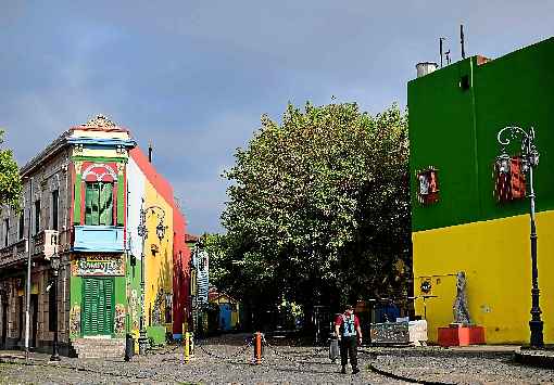 Policial solitÃ¡rio vigia a entrada do Caminito, local turÃ­stico no bairro de La Boca, em Buenos Aires