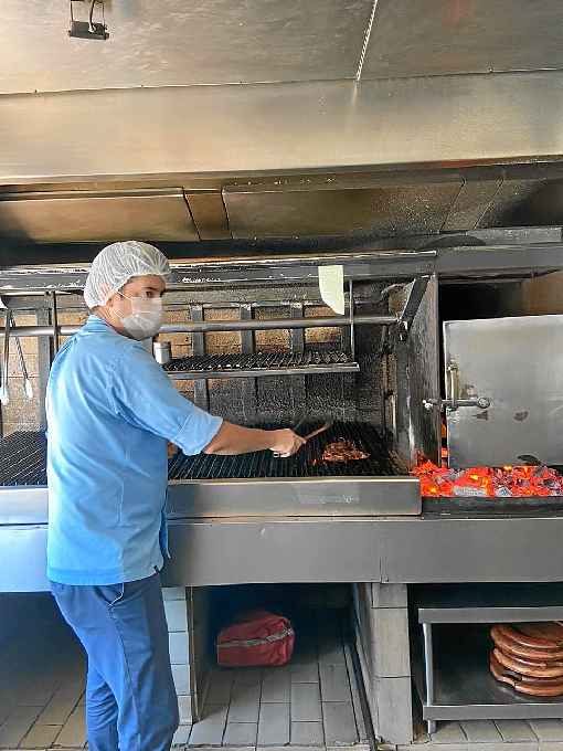 Chef do restaurante Toro, HÃ©lio Rodrigues assa cortes especiais na parrilla